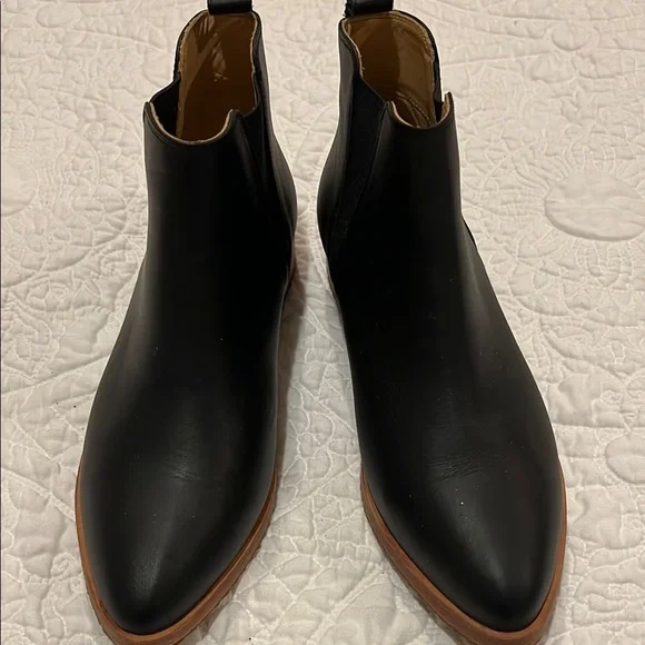 Nisolo | Shoes | Nisolo Black And Brown Chukka Boots Sleek  display picture 1